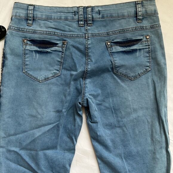 ⭐️nwt Tricotto Denim Capris⭐️ - Picture 6 of 8